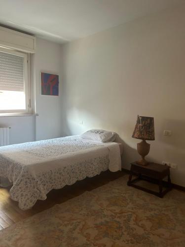 a bedroom with a bed and a lamp on a table at Alexis 1 in Novara