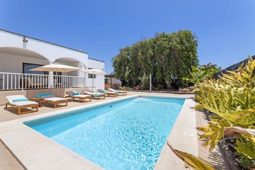 Villa Amara - Sea Views & Private Heated Pool