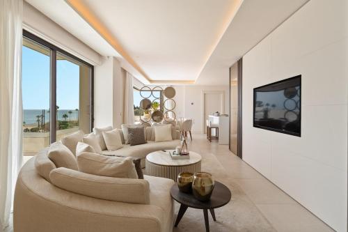 Beachfront Luxury 4-Bed Penthouse in Velaya RDR574