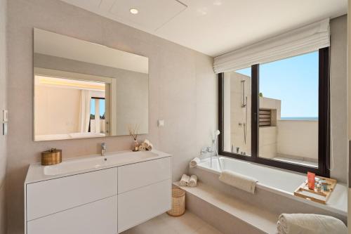 Beachfront Luxury 4-Bed Penthouse in Velaya RDR574
