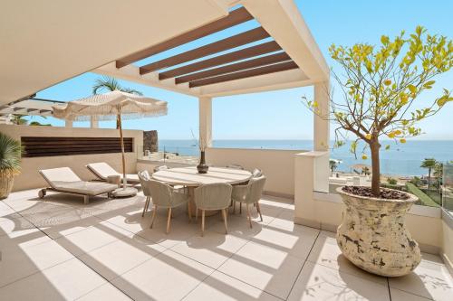 Beachfront Luxury 4-Bed Penthouse in Velaya RDR574