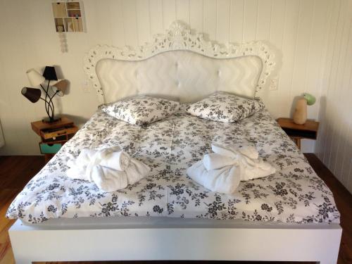 a bed with two white towels on it at Chez Sven - Studio 'Le Grand' in Lohn-Ammannsegg