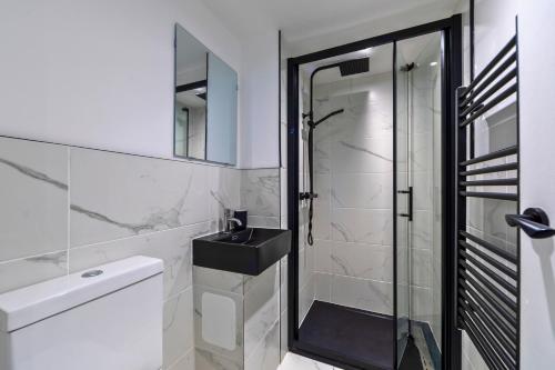 a bathroom with a sink and a shower at New 3 Bedroom Flat Close to Station in Chepstow