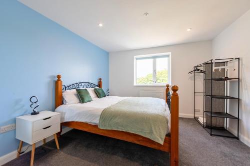 a bedroom with a bed and a window at New 3 Bedroom Flat Close to Station in Chepstow