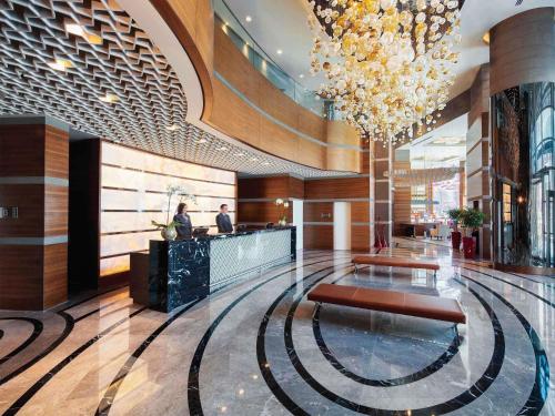 eine Hotellobby mit einem Kronleuchter in der Unterkunft Movenpick Hotel Ankara in Ankara