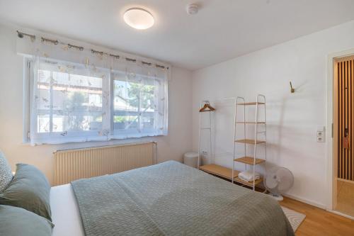 a bedroom with a bed and a window at Zwischen Schwarzwald und Rhein in Sinzheim