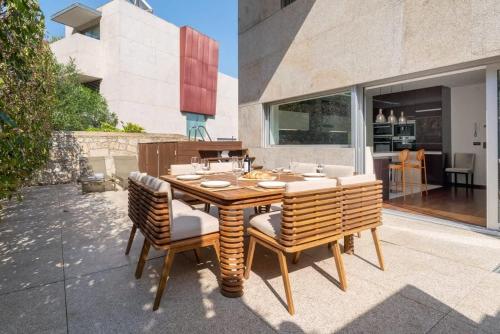 Skyline Retreat with pool by Portugal Active