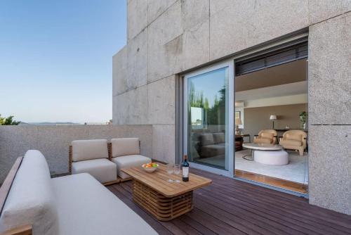 Skyline Retreat with pool by Portugal Active