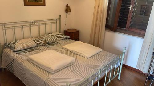 two twin beds in a bedroom with a window at Casa Anima Allegra in Triban