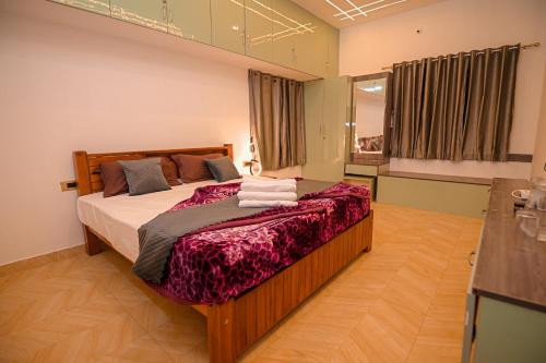 a bedroom with a large bed in a room at Verdant Crestwood Nilgiris in Coonoor
