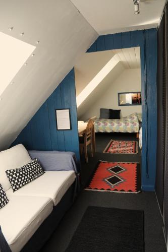a small room with two beds and a table at Guesthouse Grønnegade in Stubbekøbing