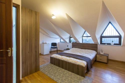 Кровать или кровати в номере Seasons Hotel