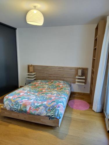 a bedroom with a bed with a colorful blanket at Modern appartmenr in Bozel