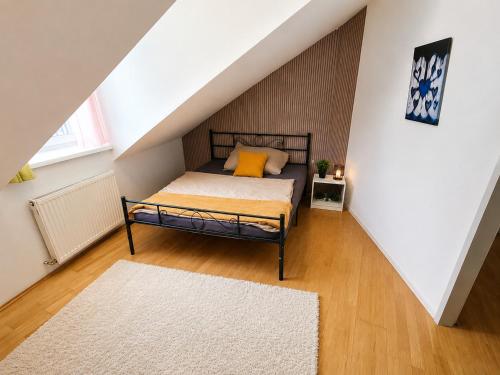 Comfortable Furnished Room in Shared Apartment -D