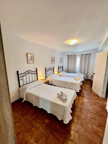 a bedroom with three beds in a room at La Xastra in Celorio