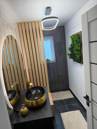 a bathroom with a bowl sink and a mirror at Casa Runc in Şarul Dornei