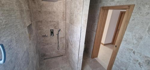 ein Badezimmer mit Dusche mit Glastür in der Unterkunft vila pico de regalados in Vila Verde