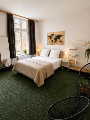 a bedroom with a large bed in a room at Hotel Alameda in Hamburg