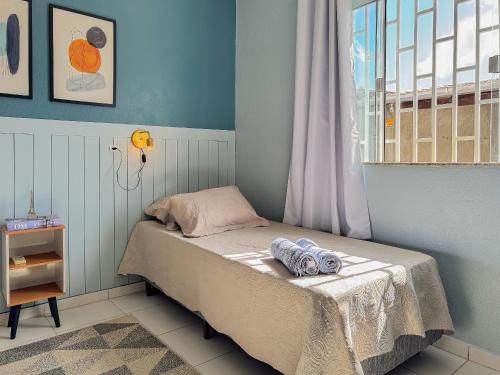 a small bed in a room with a window at Casa c/ piscina e churrasqueira para até 6 pessoas in Limeiro