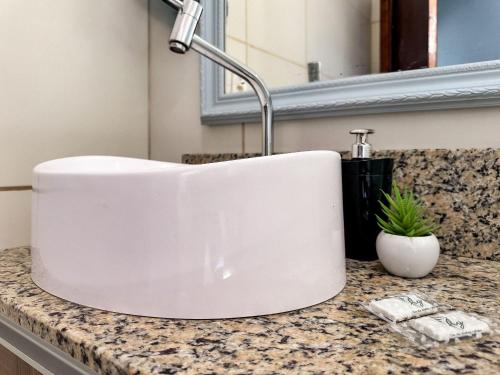 a white sink on a counter in a bathroom at Casa c/ piscina e churrasqueira para até 6 pessoas in Limeiro