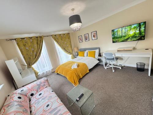 a bedroom with a bed and a desk at Spacious 5BR House Free Parking hatfield in Hatfield