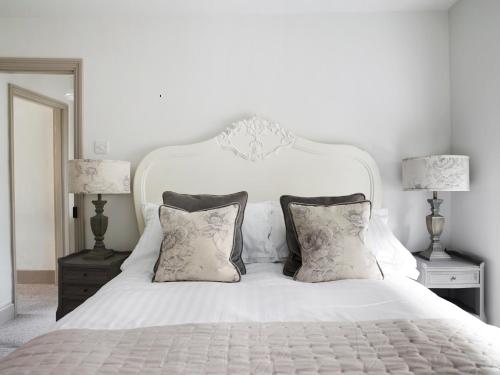 a white bed with two lamps and two pillows at Park Gate in Stamford