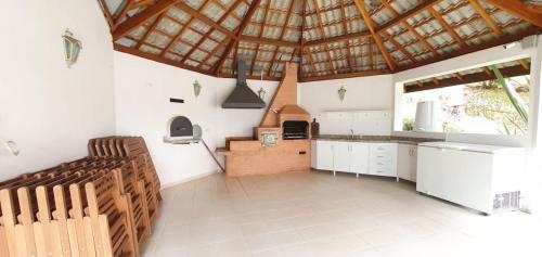 a large kitchen with a large wooden ceiling at Espaçoso Apto triplo a 300 mts do Centrinho Capivari in Campos do Jordão