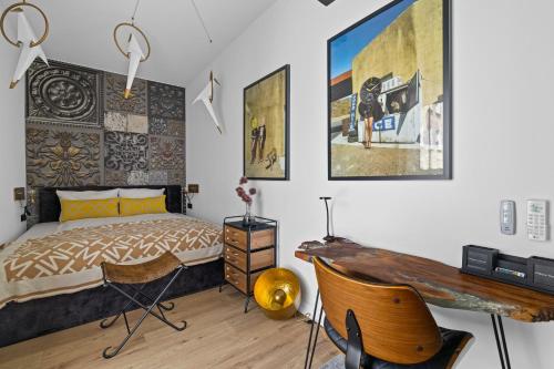a bedroom with a bed and a desk at Aparthotel City Break Plac Wolności 6 by INA in Poznań