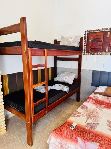 a couple of bunk beds in a room at Casa Alemao Águas Belas in Cascavel