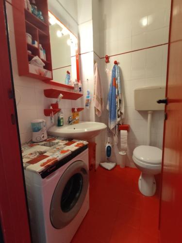 a bathroom with a toilet and a washing machine at FronteMare in Lido di Pomposa