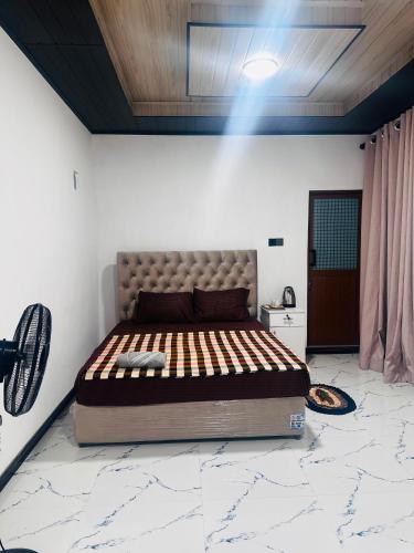a bedroom with a large bed in a room at Misty Garden in Maskeliya