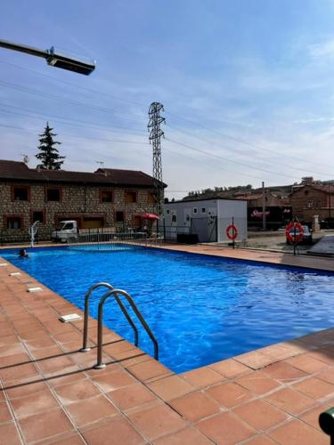 Piscina a Hotel Royuela o a prop