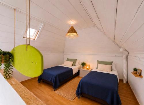 a room with two beds in a attic at Ria Surf & Stay in Faro