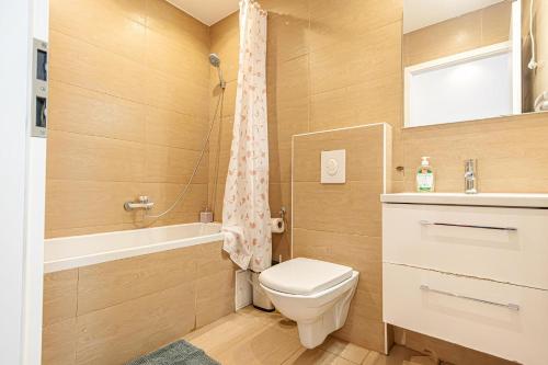 Affordable Apartment 6 Minutes from Lugner City Sleeps 3