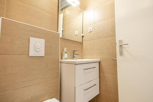Affordable Apartment 6 Minutes from Lugner City Sleeps 3