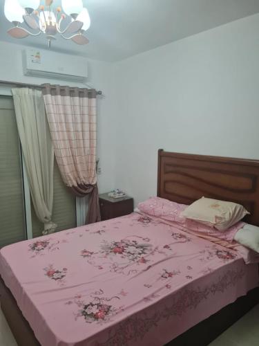 a bedroom with a pink bed with a pink blanket at شاليه بلومار السخنة in Ain Sokhna