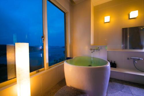 Baðherbergi á Toba View Hotel Hanashinju
