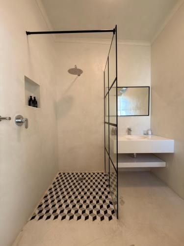 ein Badezimmer mit Glasdusche und Waschbecken in der Unterkunft Langholm Hotel in Walvis Bay