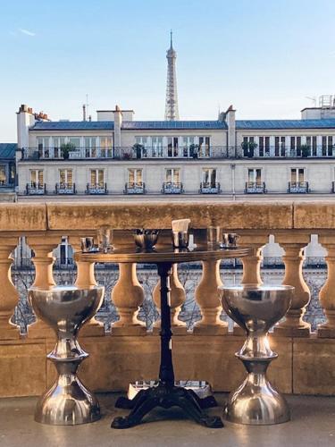 BALCONY- AVENUE -CHAMPS ELYSEEs
