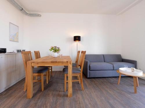a living room with a table and a couch at Ohlerich Speicher App_ 27 in Wismar