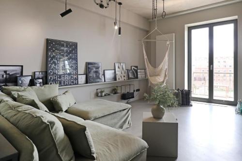 a living room with a couch and a table at Ohlerich Speicher App_ 17 in Wismar