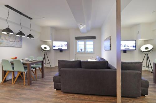 a living room with a couch and a table at Ohlerich Speicher App_ 04 in Wismar