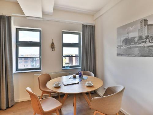 a dining room with a table and chairs at Ohlerich Speicher App_ 25 in Wismar