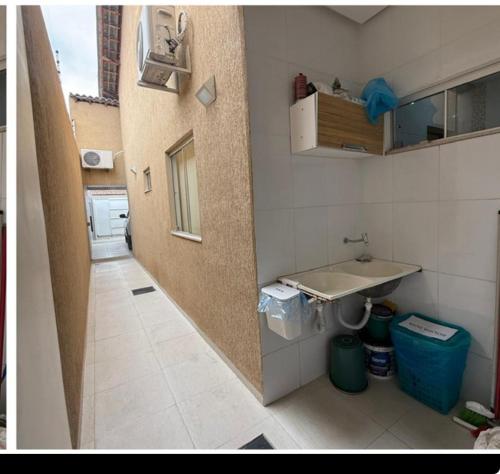 a small bathroom with a sink and a counter at Casa grande e confortável! in Petrolina