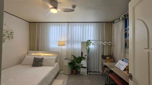 a bedroom with a bed and a desk in a room at 스테이 Stay - Bright Cozy House Seoul Local Stay in Seoul