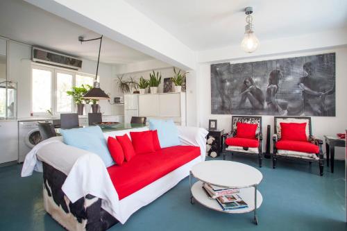 een woonkamer met een rode bank en 2 stoelen bij Modern, fully equipped apt with private balcony - CT1 in Athene