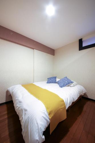 Namba Kuromon 201-Hokusai House 3 Min to Dotonbori 6BR Sleeps 18