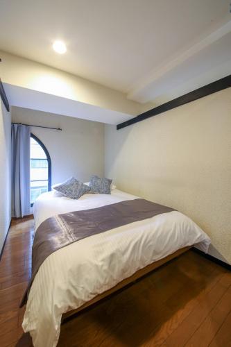Namba Kuromon 201-Hokusai House 3 Min to Dotonbori 6BR Sleeps 18
