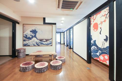 Namba Kuromon 201-Hokusai House 3 Min to Dotonbori 6BR Sleeps 18