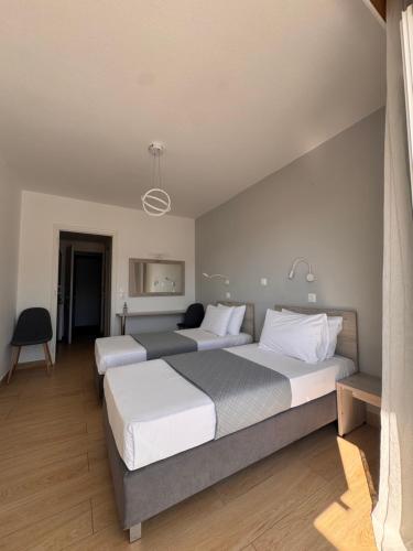 Llit o llits en una habitació de Anthousa Hotel